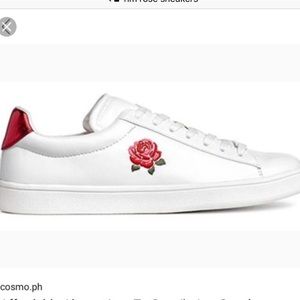 Red back rose tennis shoes